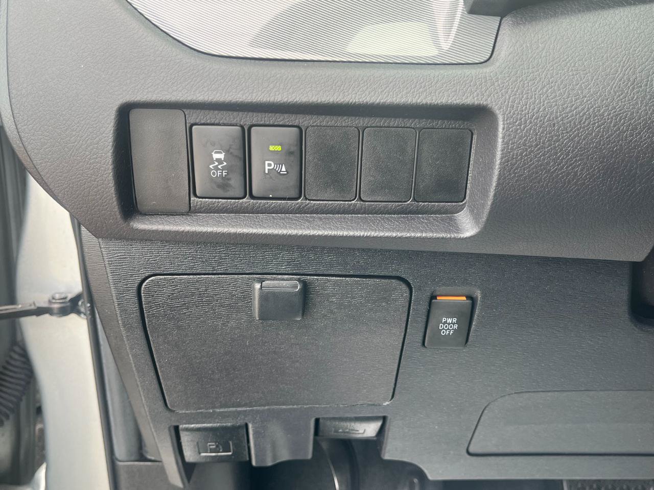 Used 2019 Toyota Sienna SE w/ SE Preferred Package FWD image 28