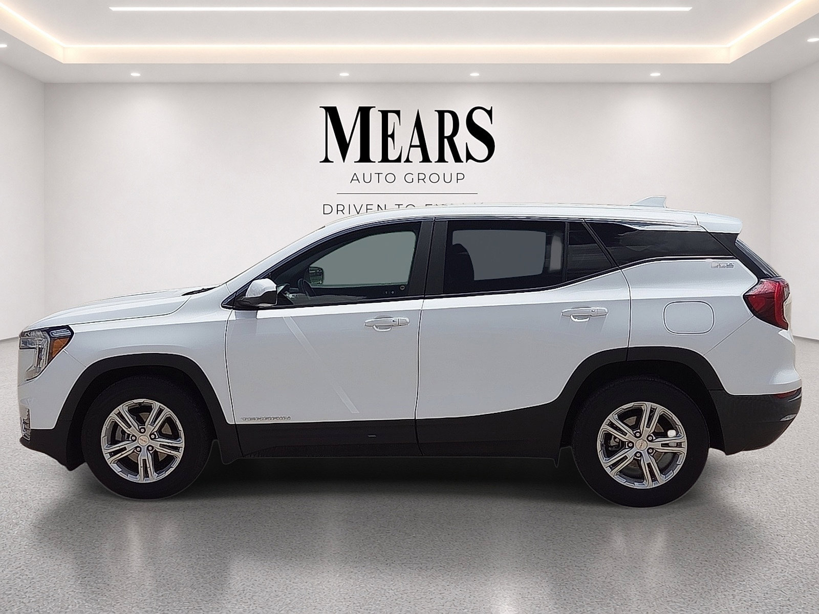 Used 2024 GMC Terrain SLE FWD image 2