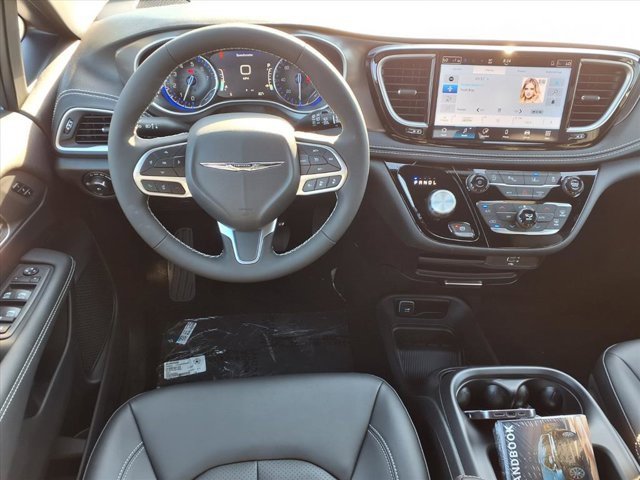 New 2026 Chrysler Pacifica Select image 3