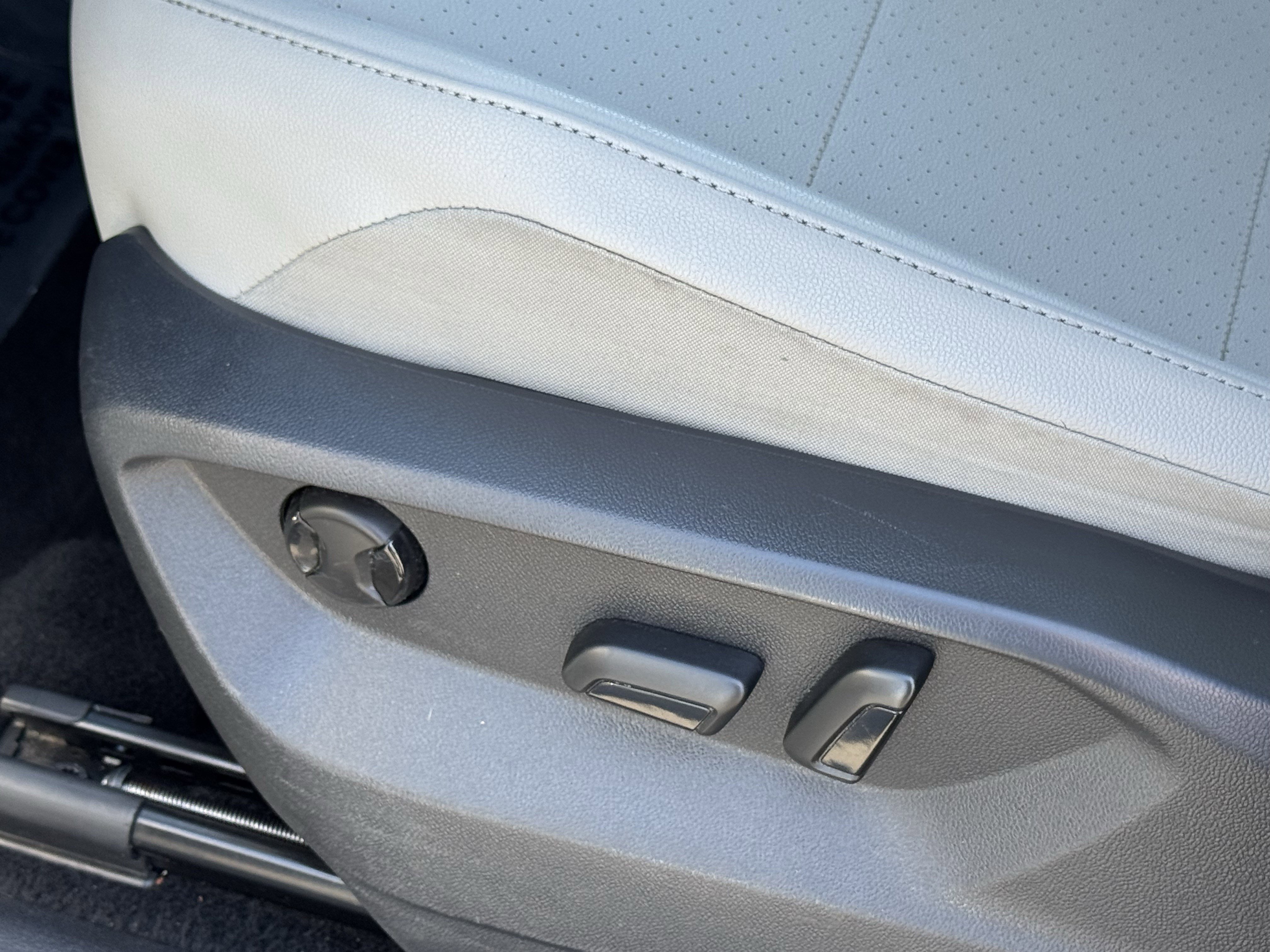 Used 2020 Volkswagen Tiguan SEL image 18