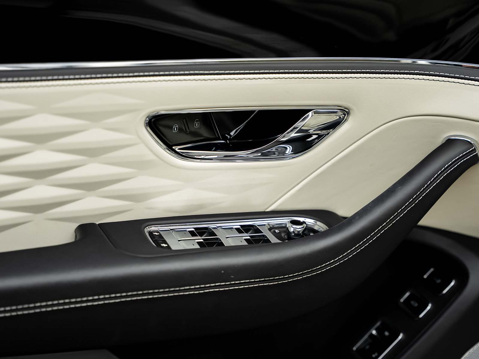 Used 2022 Bentley Flying Spur Plug-In Hybrid AWD/4WD image 58