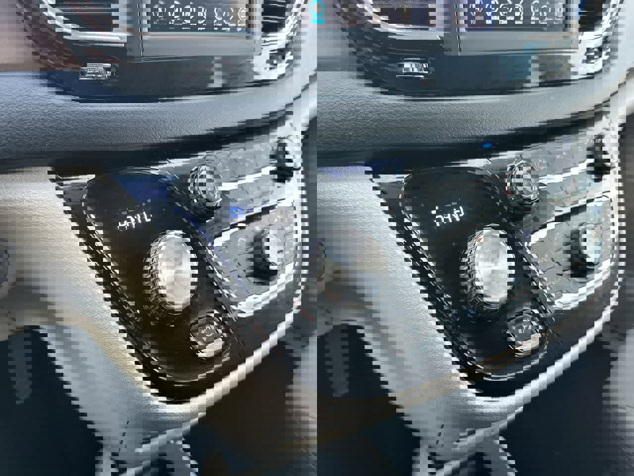 Used 2018 Chrysler Pacifica LX image 34