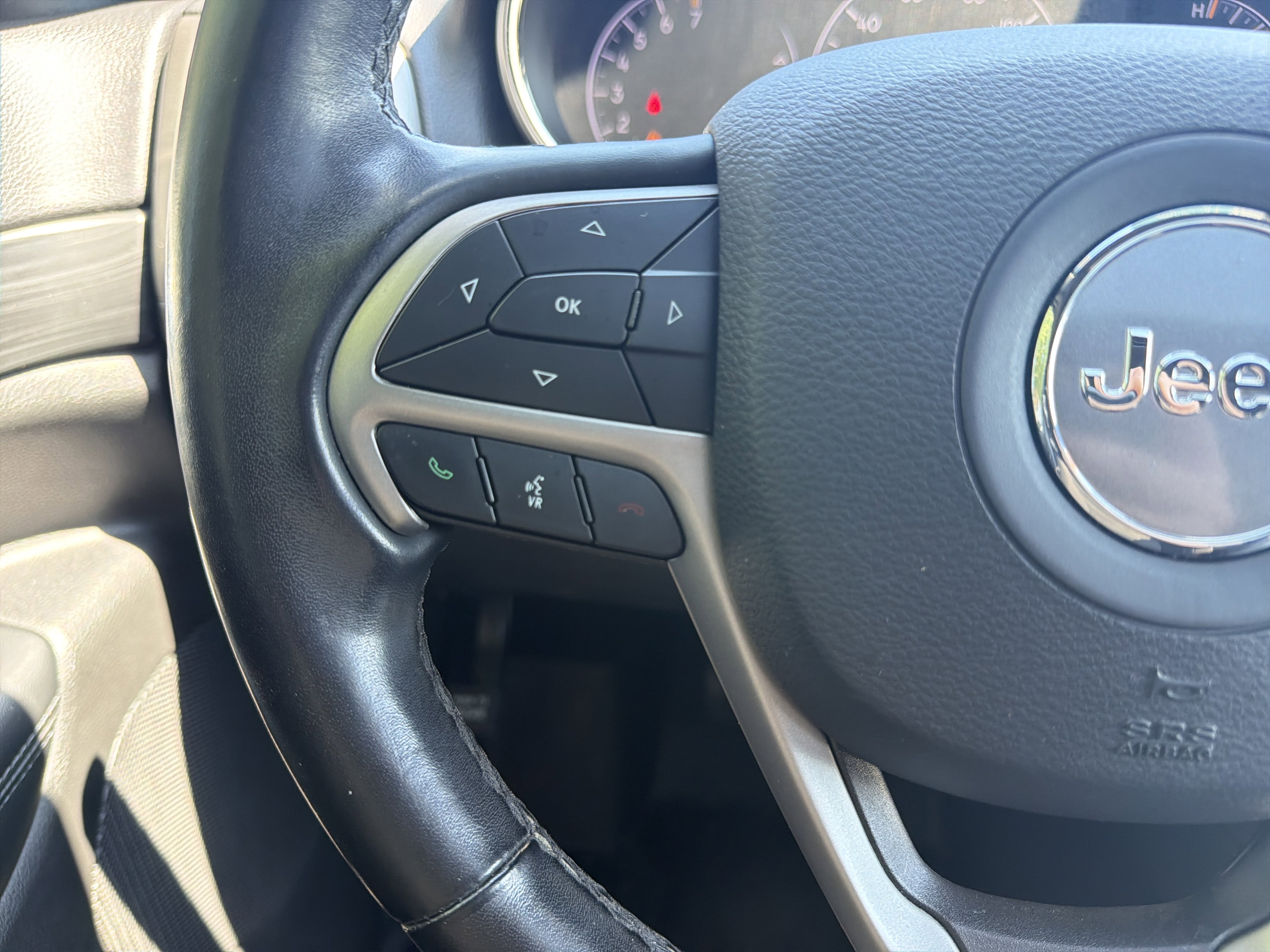 Used 2020 Jeep Grand Cherokee Laredo AWD/4WD image 19