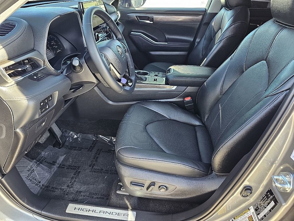 Used 2025 Toyota Highlander Limited image 26