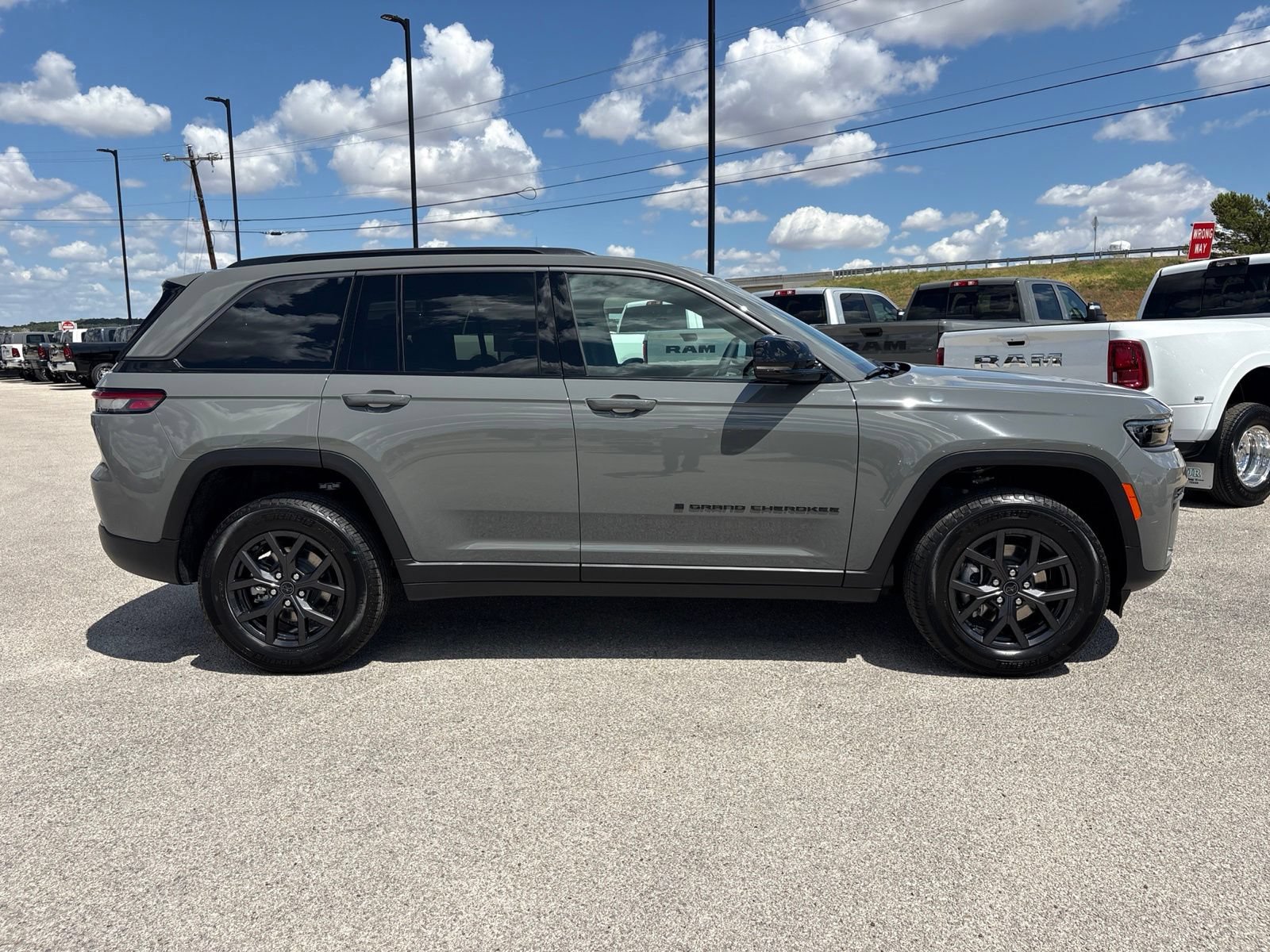 New 2027 Jeep Grand Cherokee Altitude AWD/4WD image 7