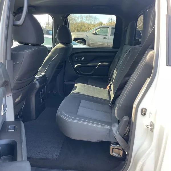 Used 2018 Nissan Titan SV w/ SV Convenience Package image 12