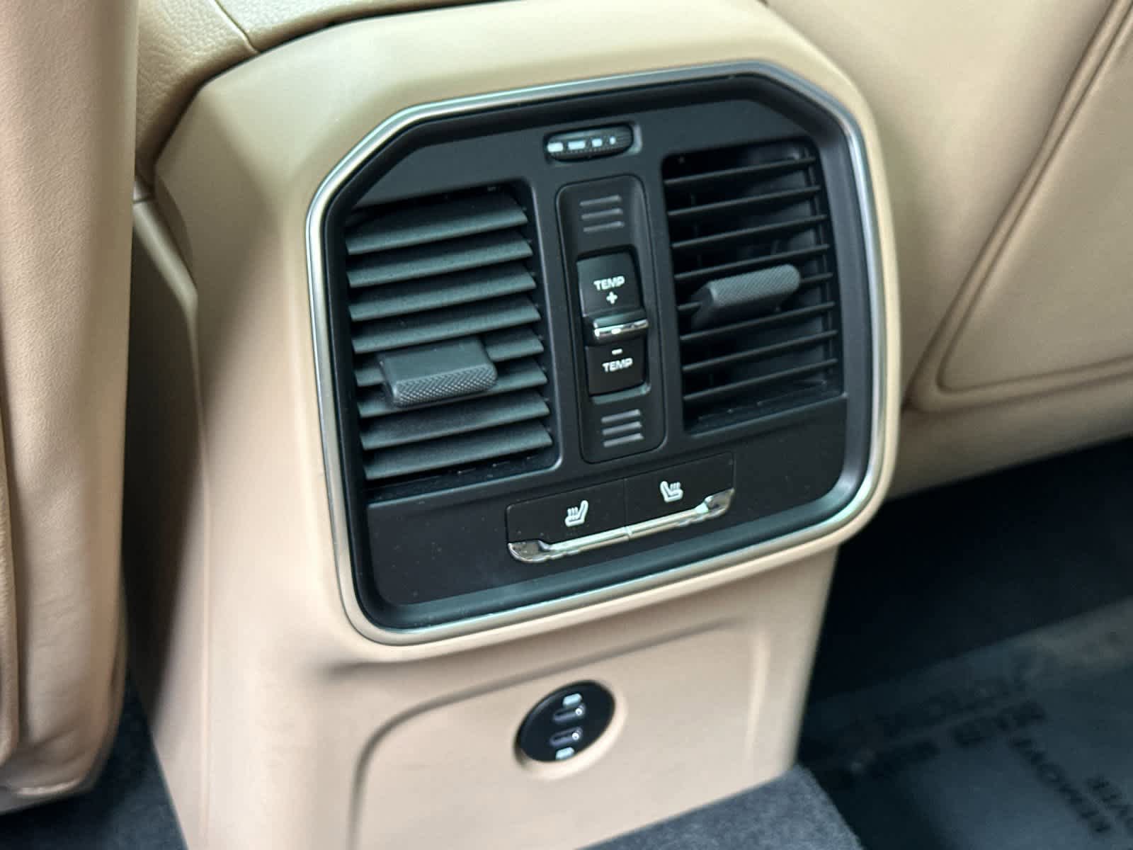 Certified 2025 Porsche Macan AWD/4WD image 14