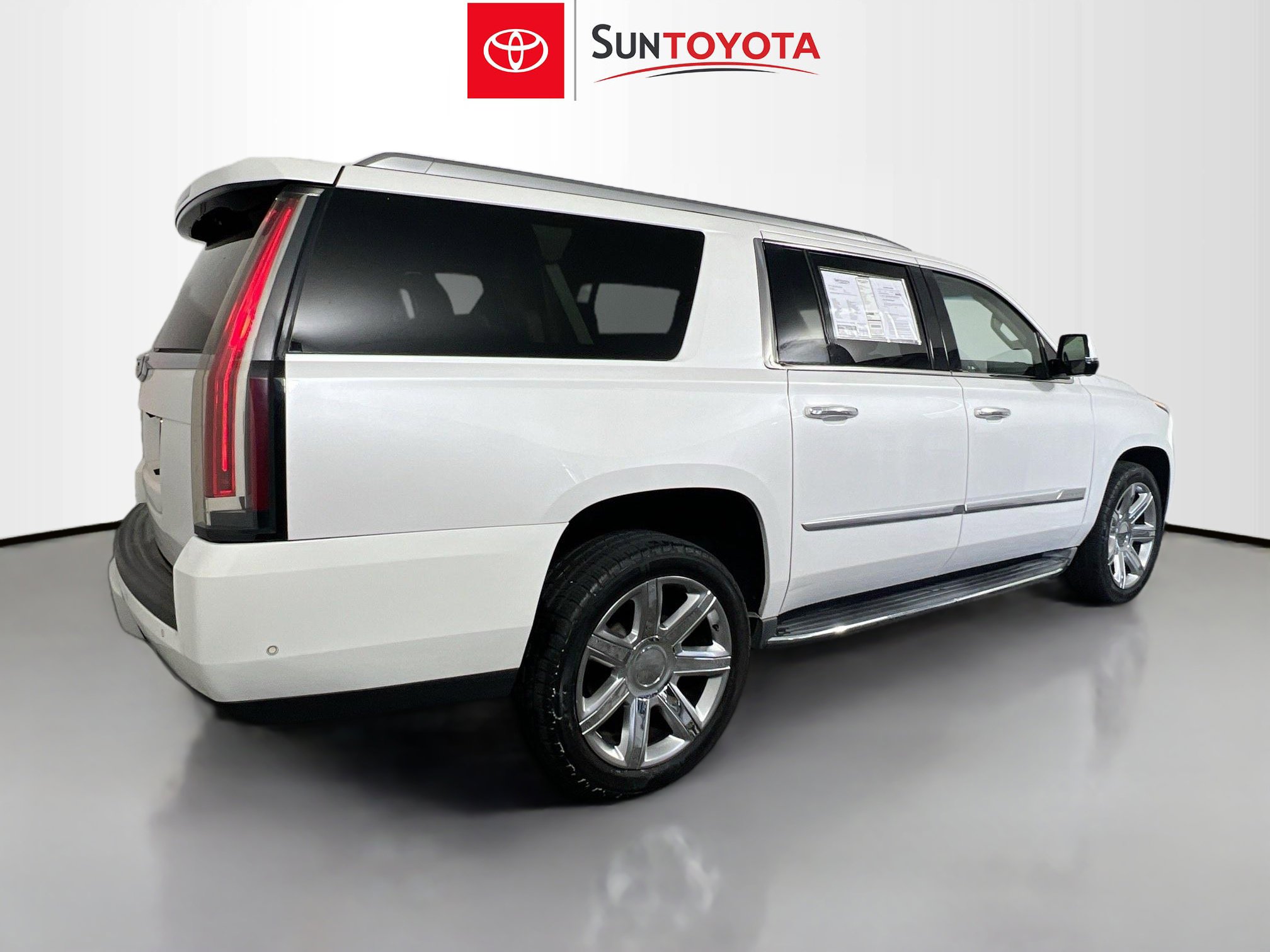 Used 2017 Cadillac Escalade ESV Luxury RWD image 4