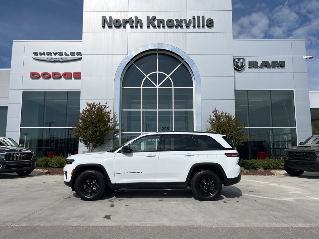 Used 2024 Jeep Grand Cherokee Altitude image 2