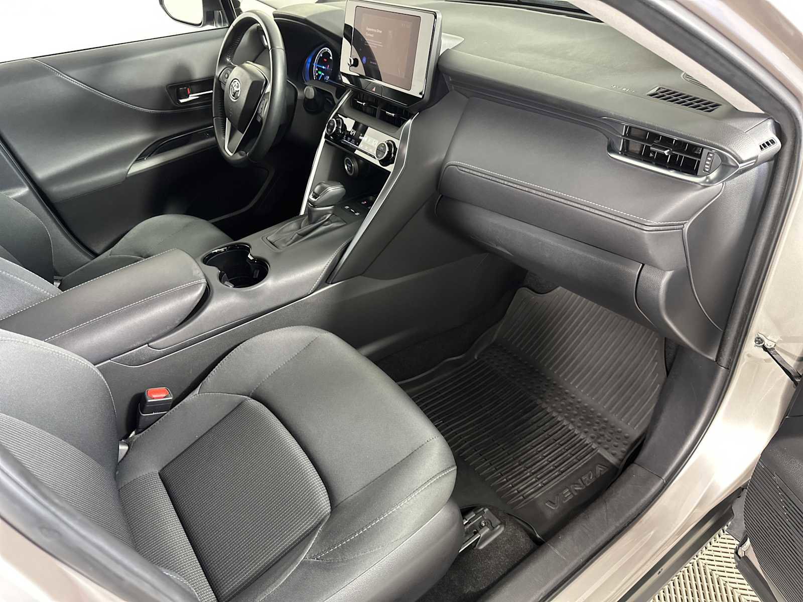 Used 2024 Toyota Venza LE AWD/4WD image 27