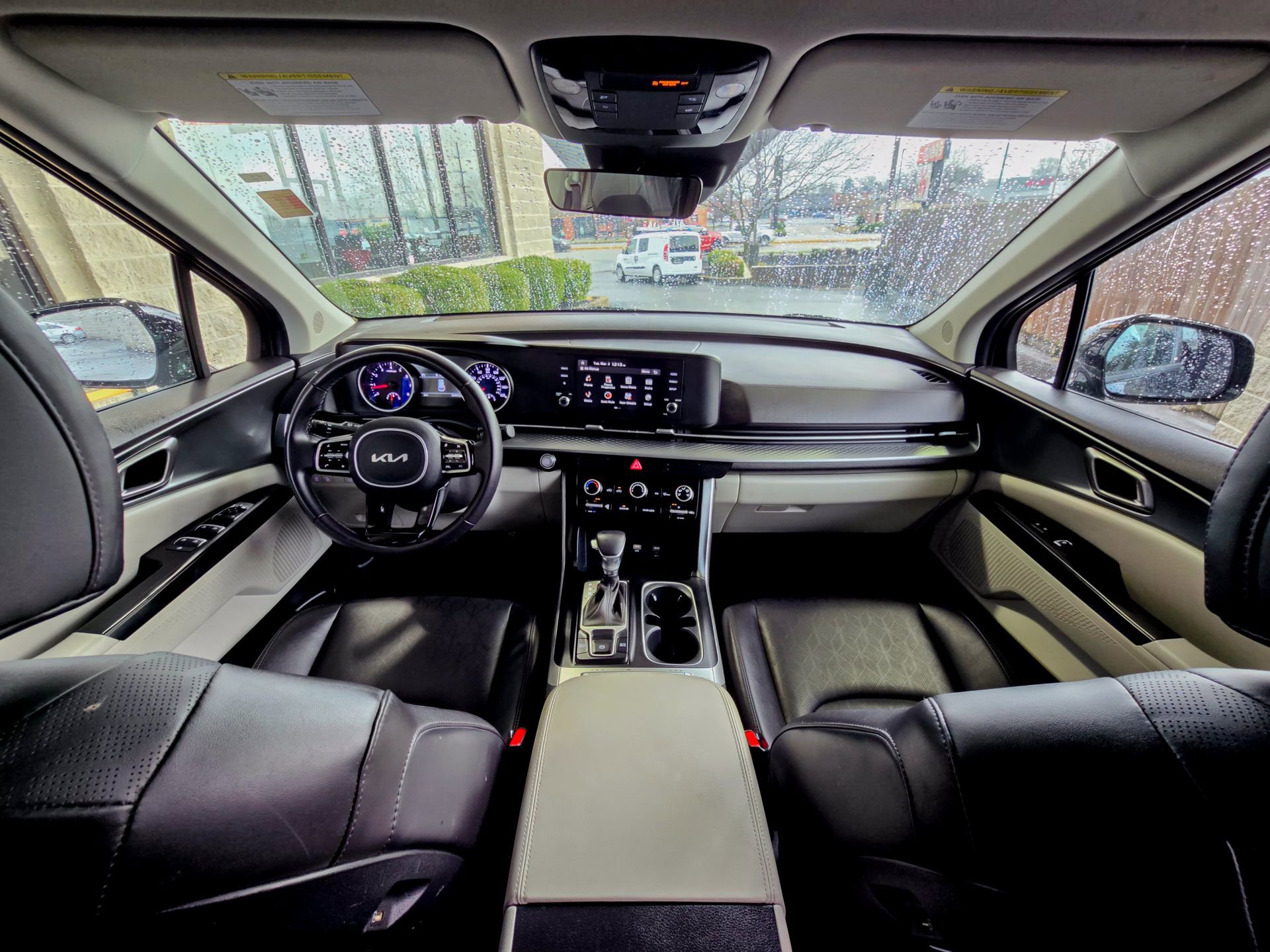 Used 2023 Kia Carnival LX image 2