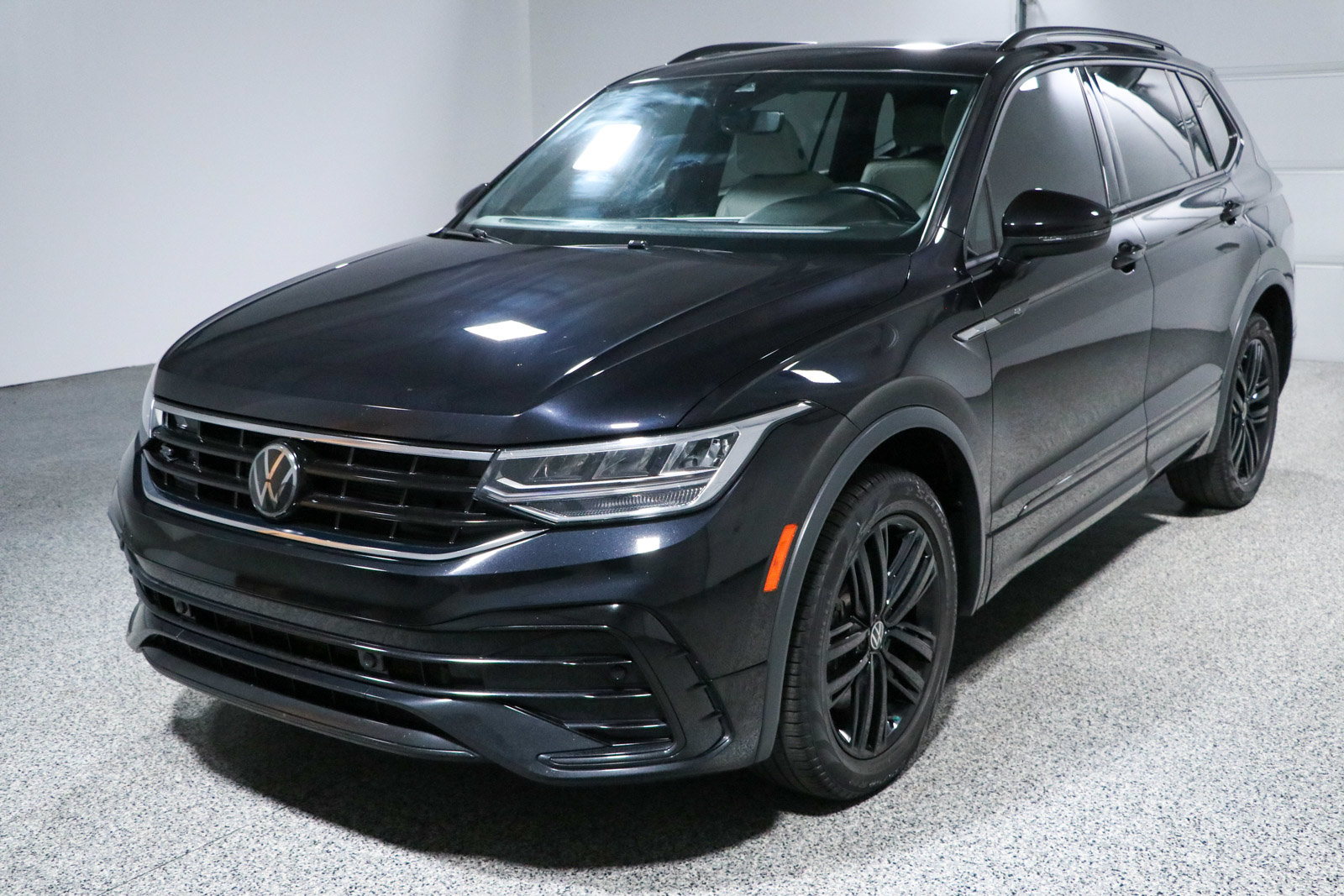 Used 2022 Volkswagen Tiguan SE R-Line AWD/4WD image 32