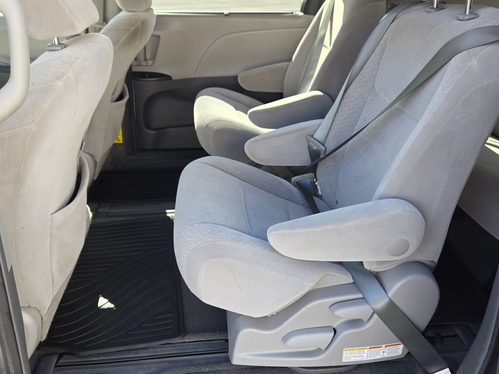 Used 2015 Toyota Sienna LE FWD image 14