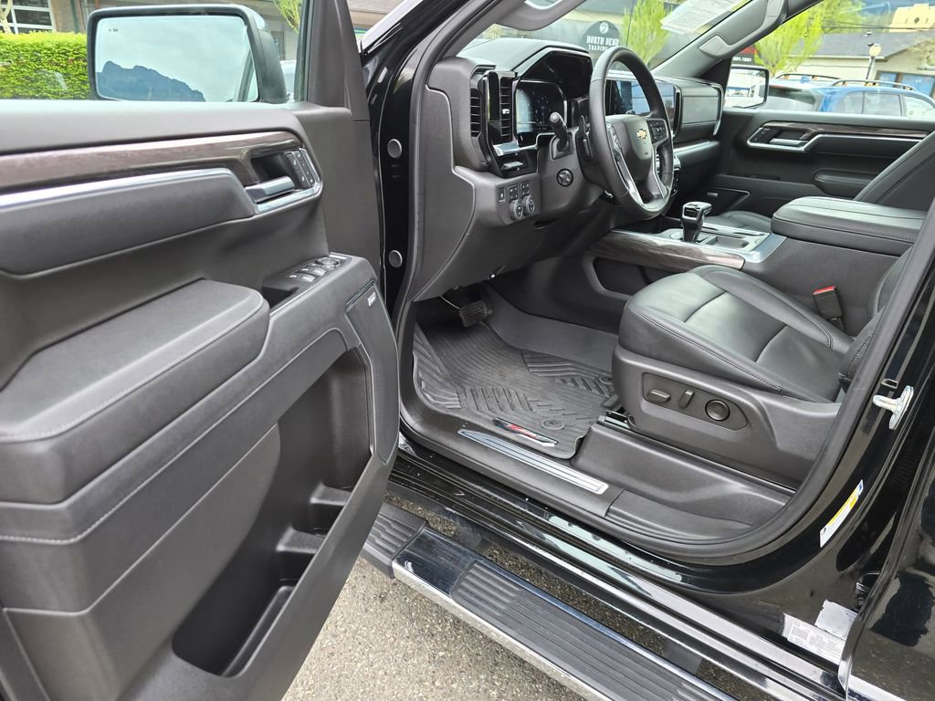 Used 2025 Chevrolet Silverado 1500 LTZ w/ LTZ Premium Package AWD/4WD image 29