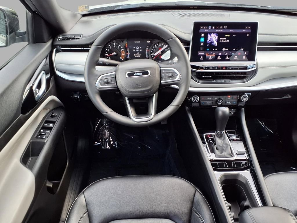 Used 2025 Jeep Compass Limited image 4
