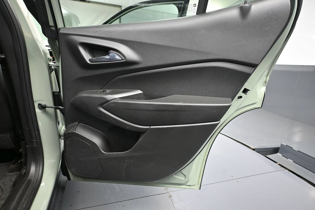 Used 2024 Chevrolet Trax RS w/ Sunroof Package FWD image 32