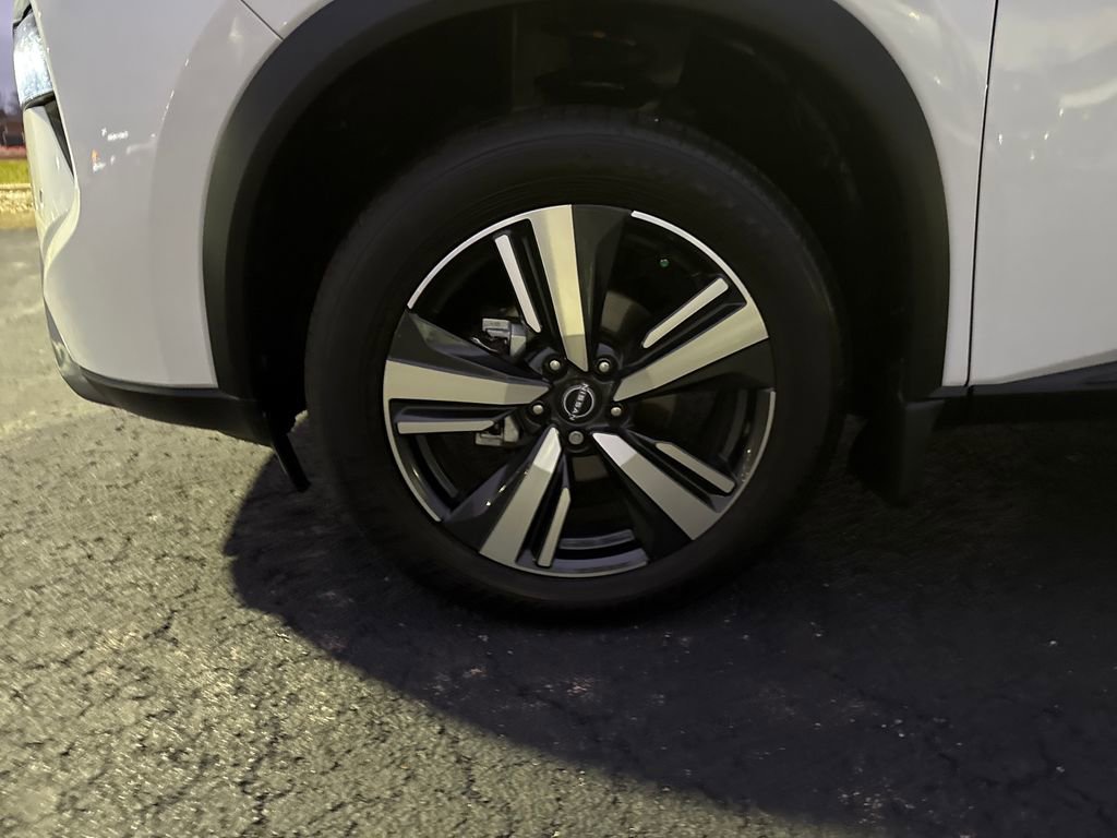 Used 2025 Nissan Rogue SL w/ SL Premium Package image 32