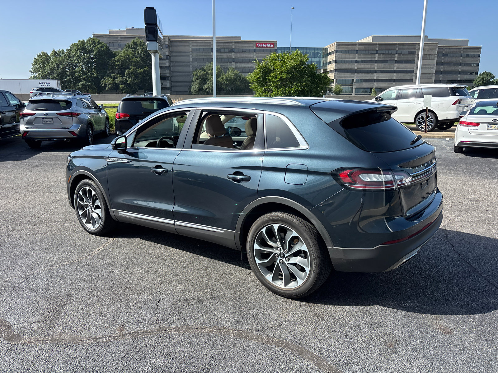 Used 2023 Lincoln Nautilus Reserve w/ Cargo Utility Package AWD/4WD image 5
