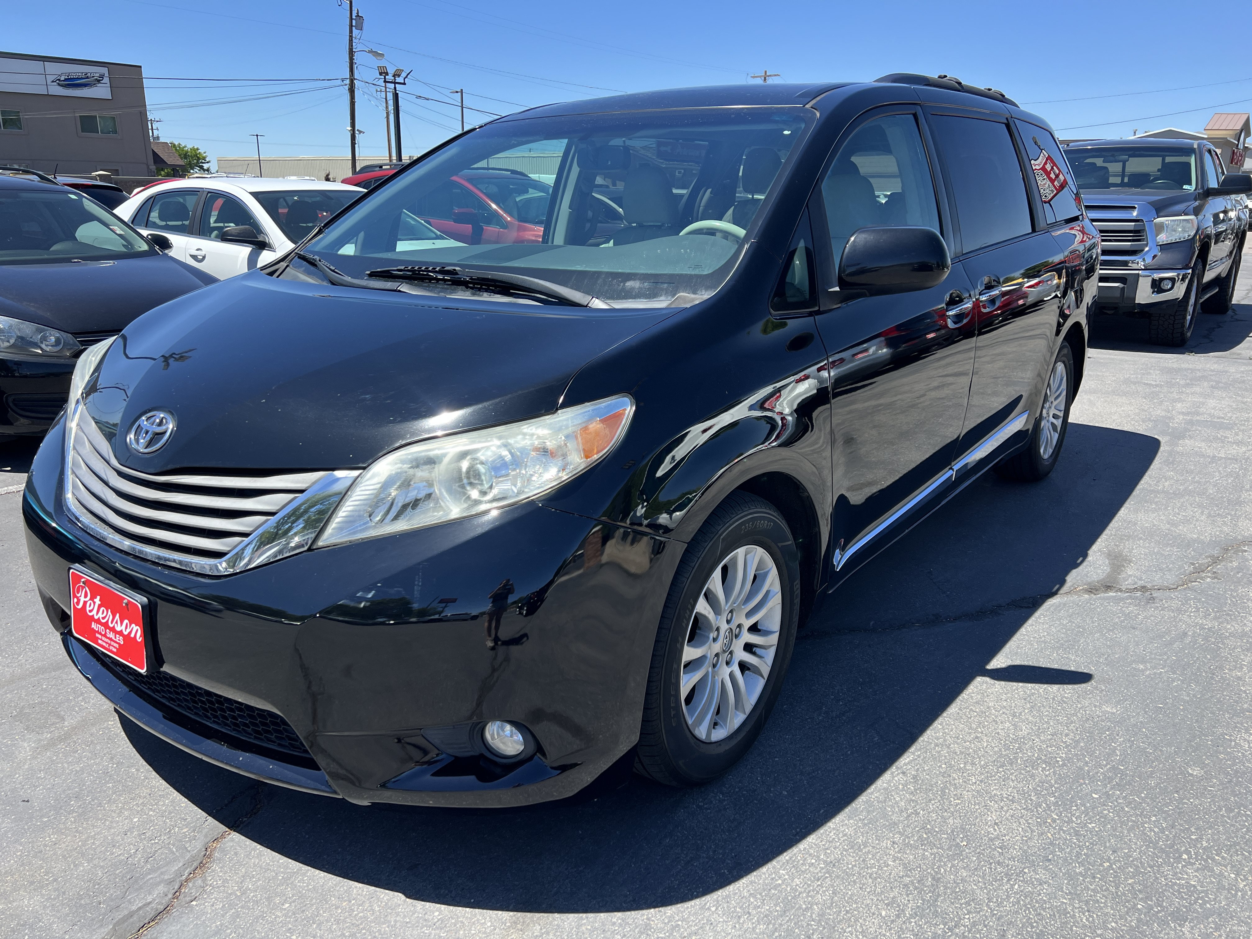 Used 2012 Toyota Sienna XLE w/ Premium Pkg FWD image 2