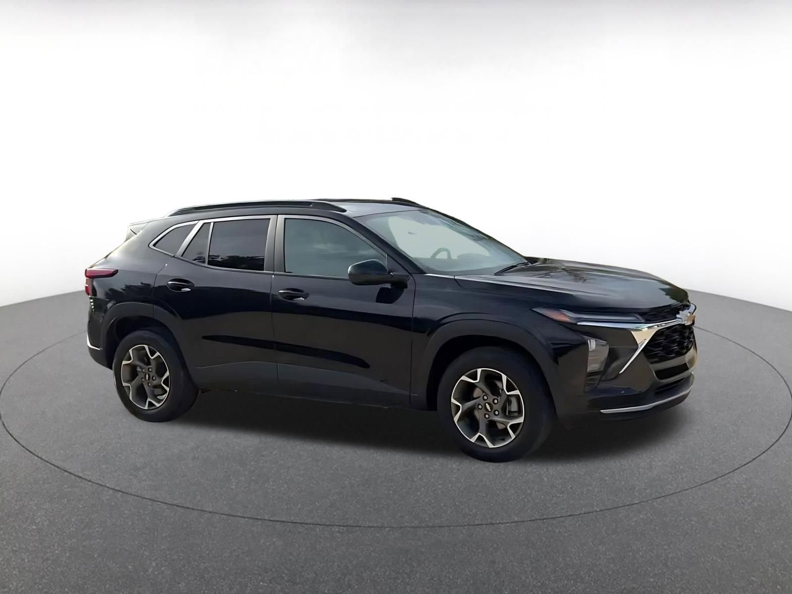 Used 2025 Chevrolet Trax LT FWD image 2