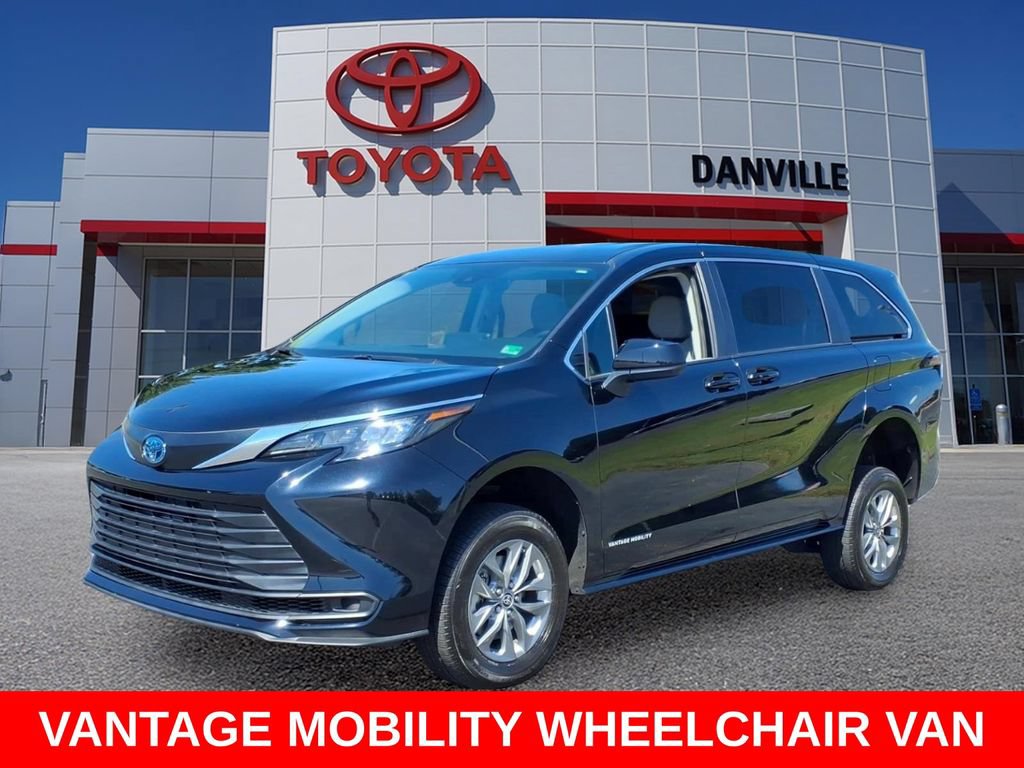 Used 2024 Toyota Sienna LE FWD image 1