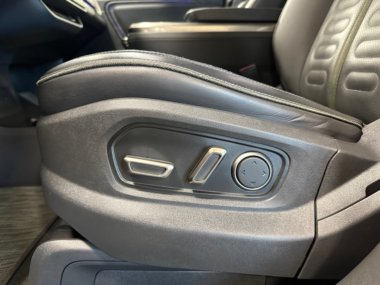 Used 2023 Rivian R1T Adventure AWD/4WD image 15