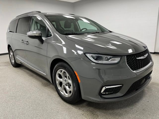 Used 2023 Chrysler Pacifica Limited FWD image 2