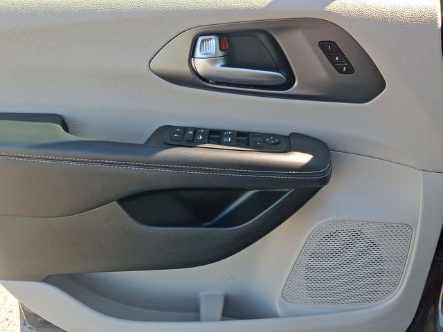 Used 2023 Chrysler Pacifica Touring-L FWD image 13