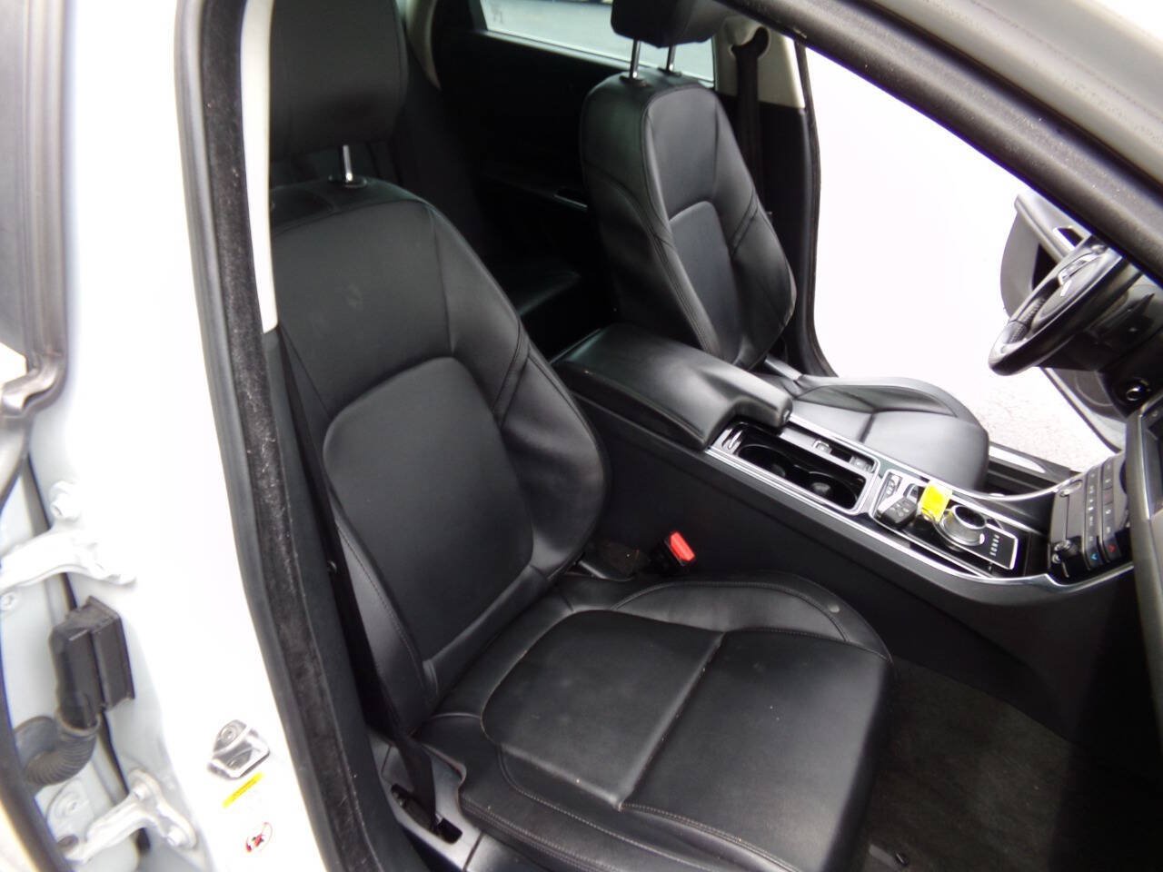 Used 2016 Jaguar XF Premium RWD image 37