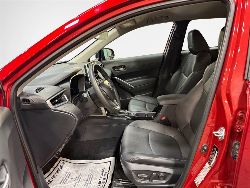 Used 2025 Toyota Corolla Cross XLE image 12