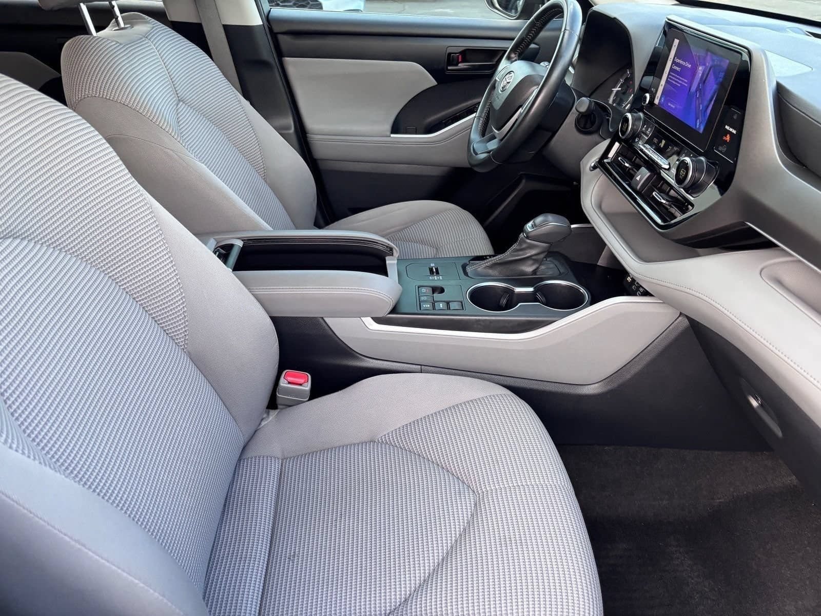 Used 2023 Toyota Highlander LE FWD image 14