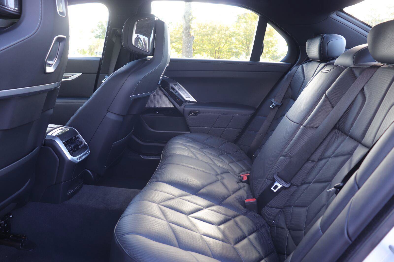 Used 2023 BMW 740i RWD image 13