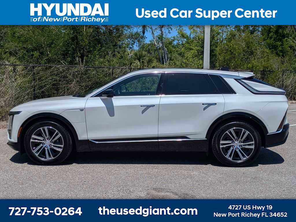 Used 2024 Cadillac Lyriq Luxury RWD image 2