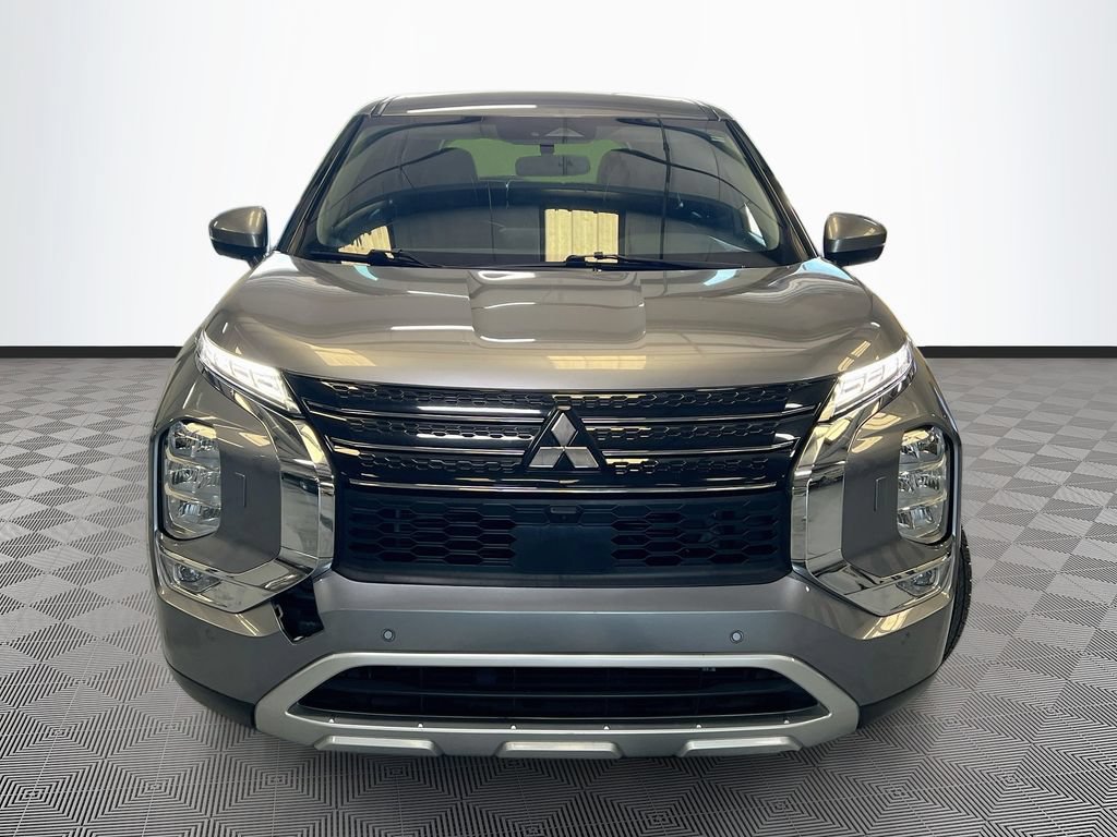 Used 2024 Mitsubishi Outlander SE AWD/4WD image 2