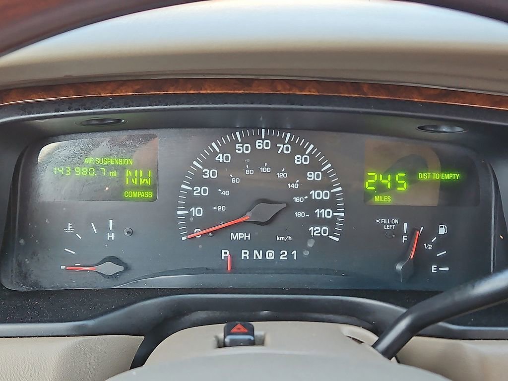 Used 2001 Lincoln Town Car Signature image 17