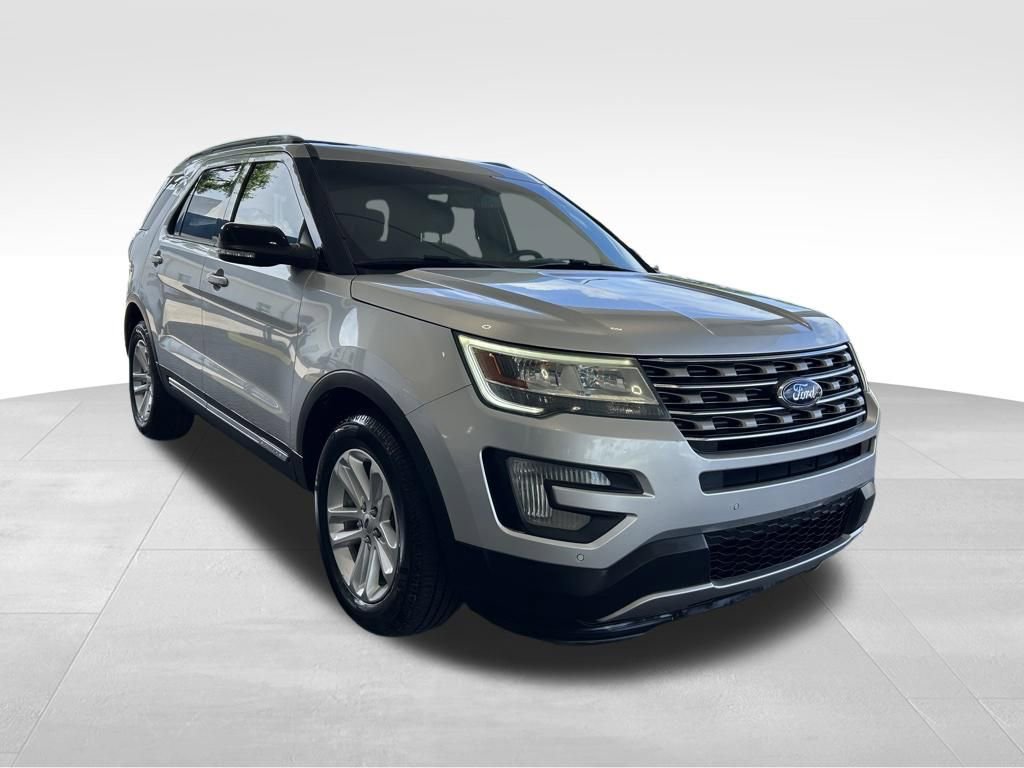 Used 2017 Ford Explorer XLT w/ Equipment Group 202A image 2