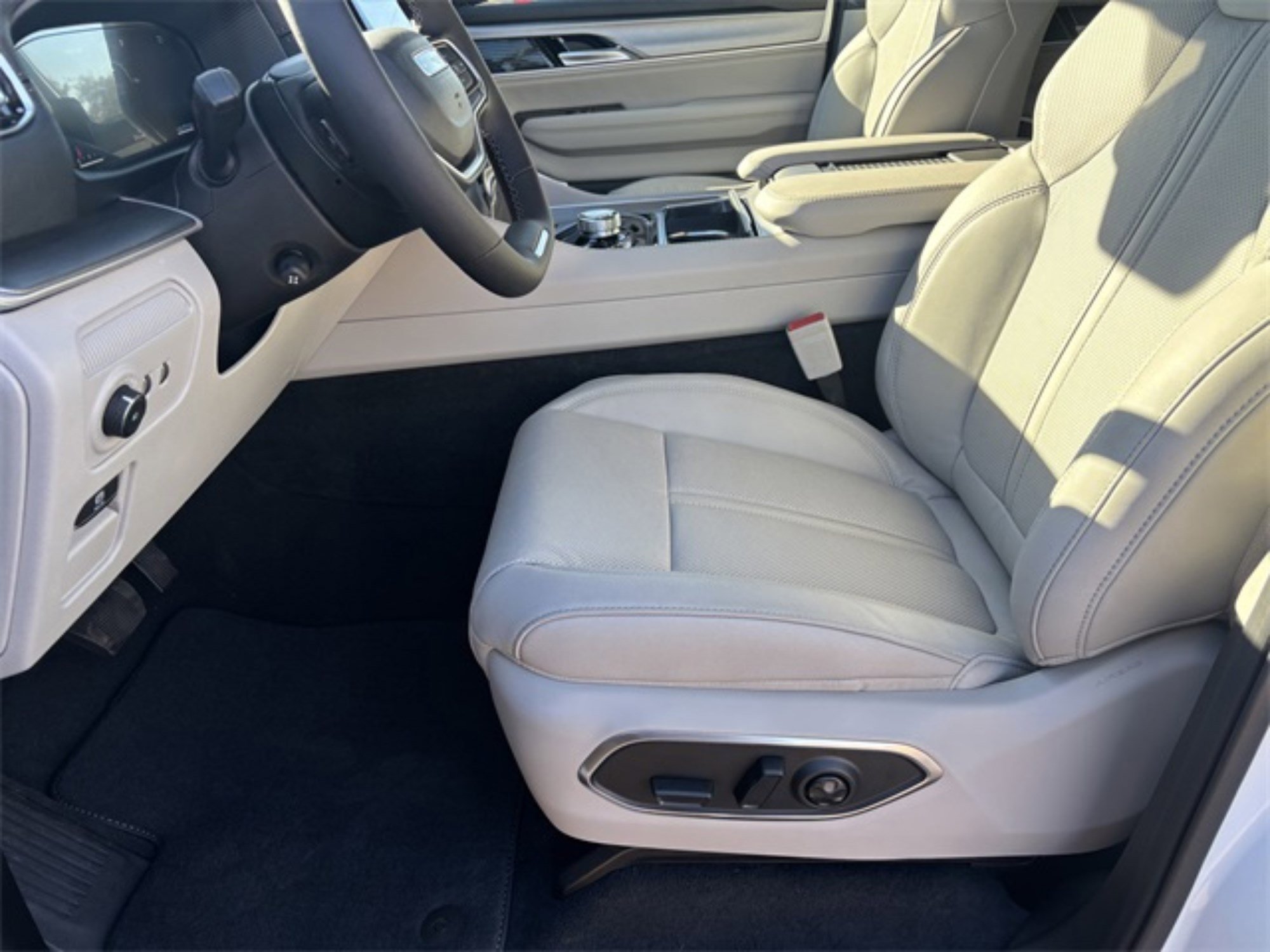 New 2025 Jeep Wagoneer L 2WD image 13