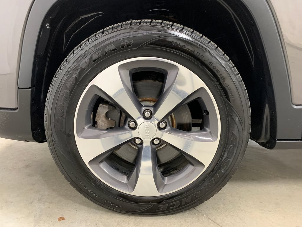 Used 2019 Jeep Cherokee Limited AWD/4WD image 2