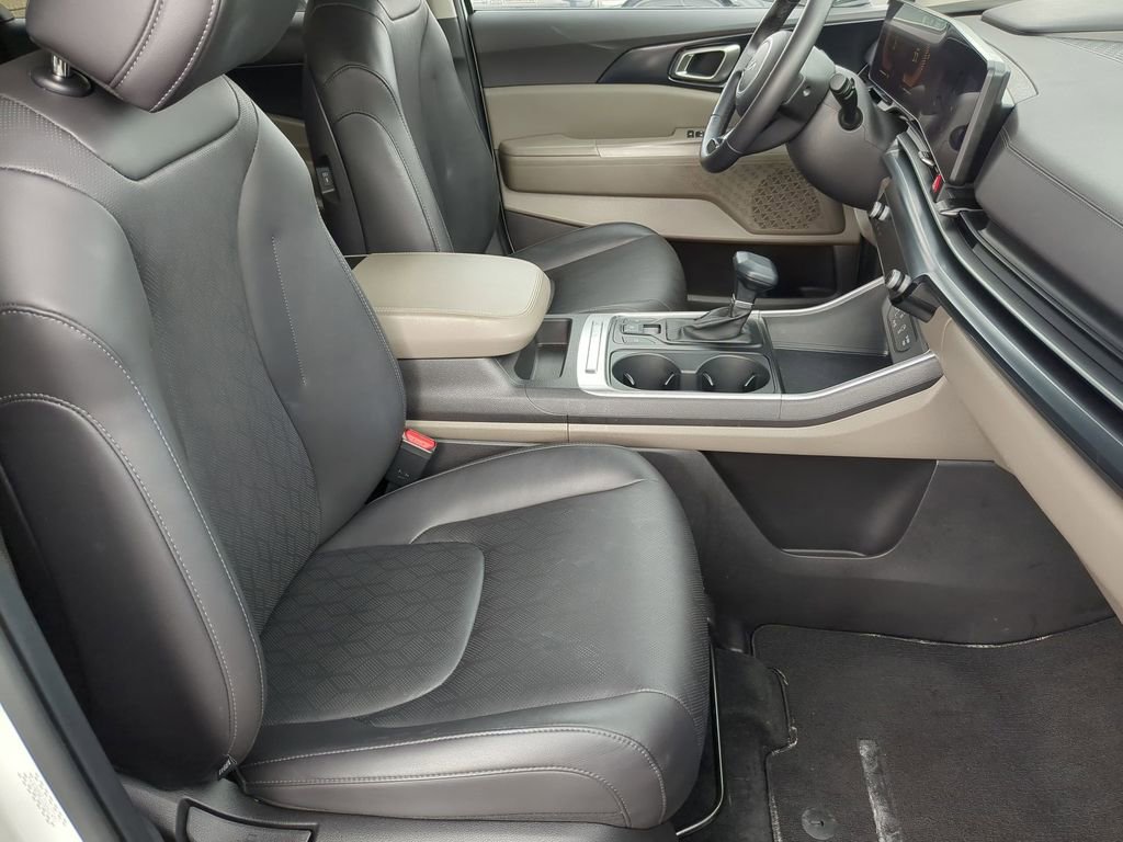 Used 2025 Kia Carnival LXS image 32