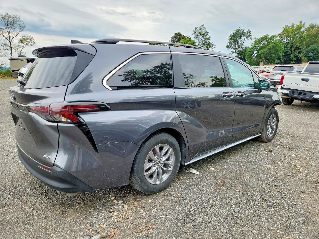 Used 2025 Toyota Sienna XLE FWD image 5