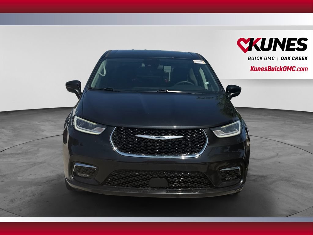 Used 2023 Chrysler Pacifica Touring-L FWD image 3