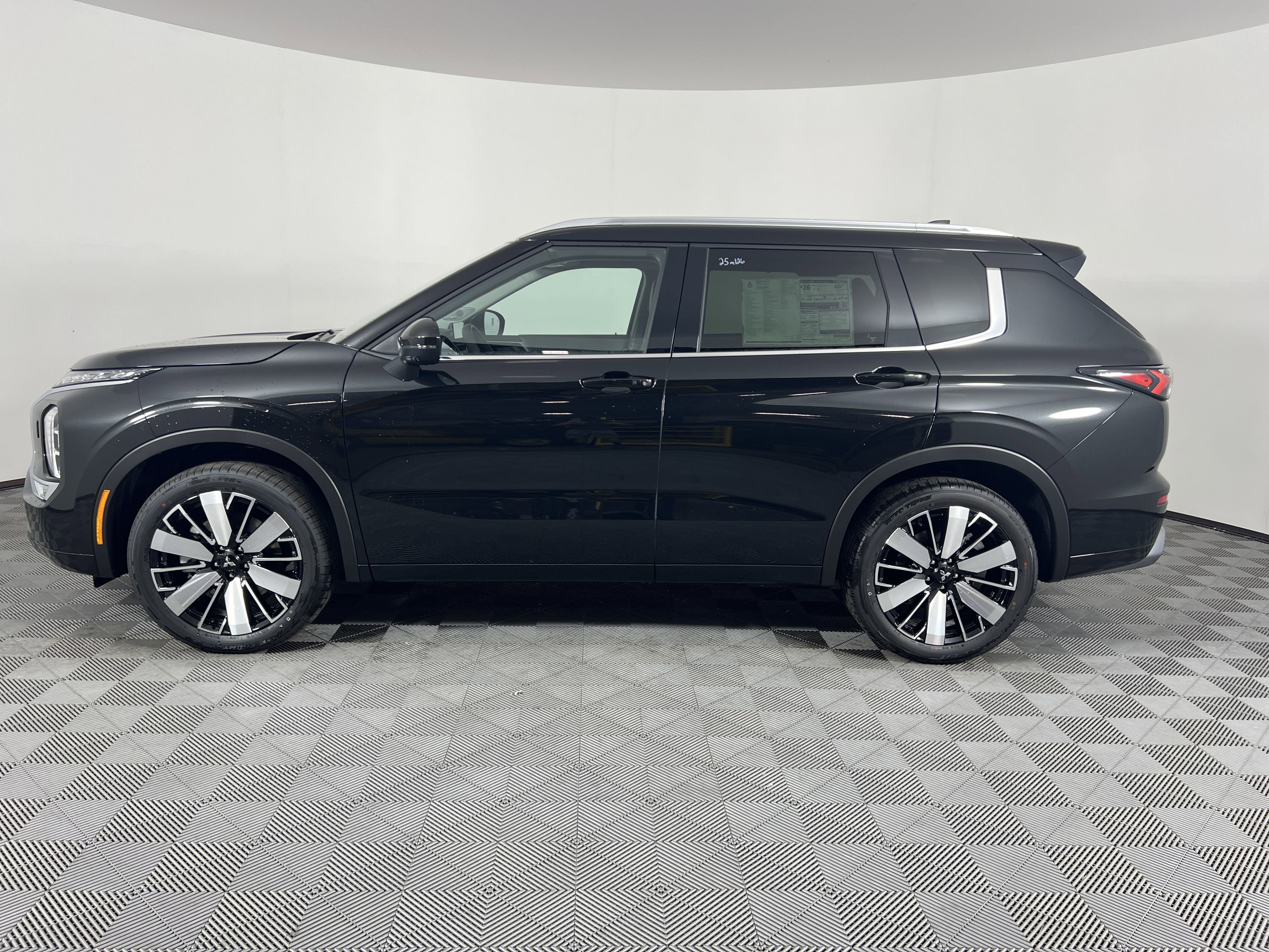 New 2025 Mitsubishi Outlander SEL image 3