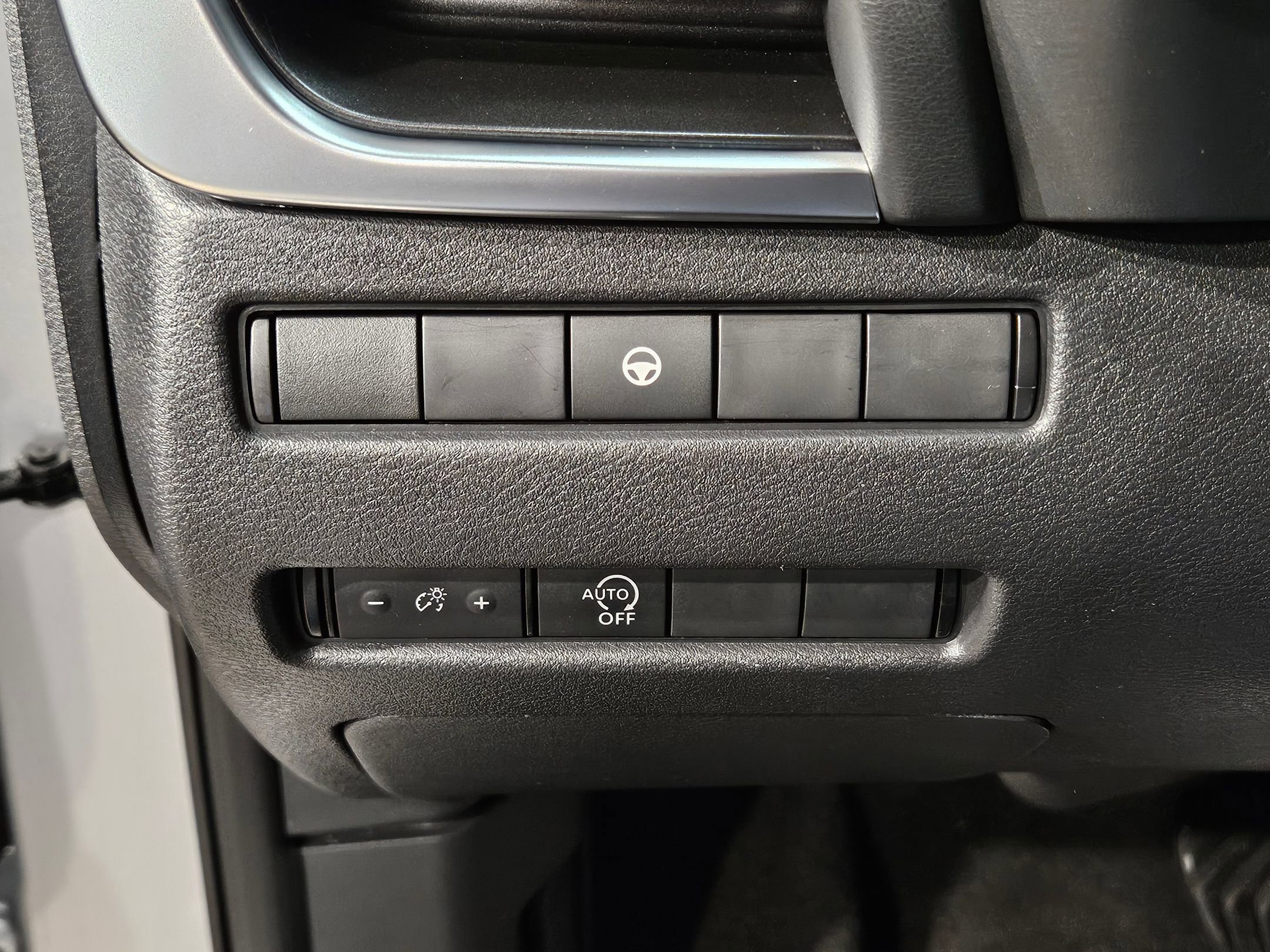 Used 2023 Nissan Rogue SV image 25