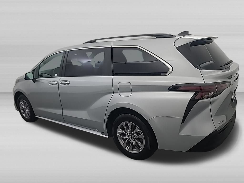 Used 2025 Toyota Sienna XLE FWD image 7