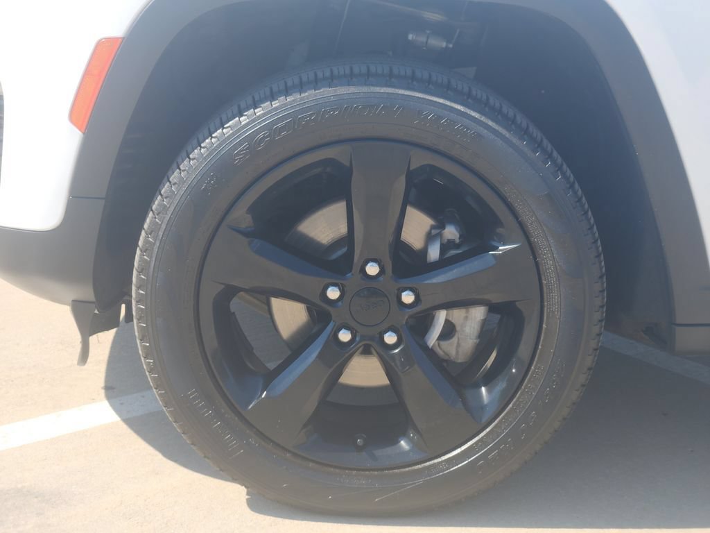 Used 2023 Jeep Grand Cherokee Limited w/ Black Appearance Package AWD/4WD image 10