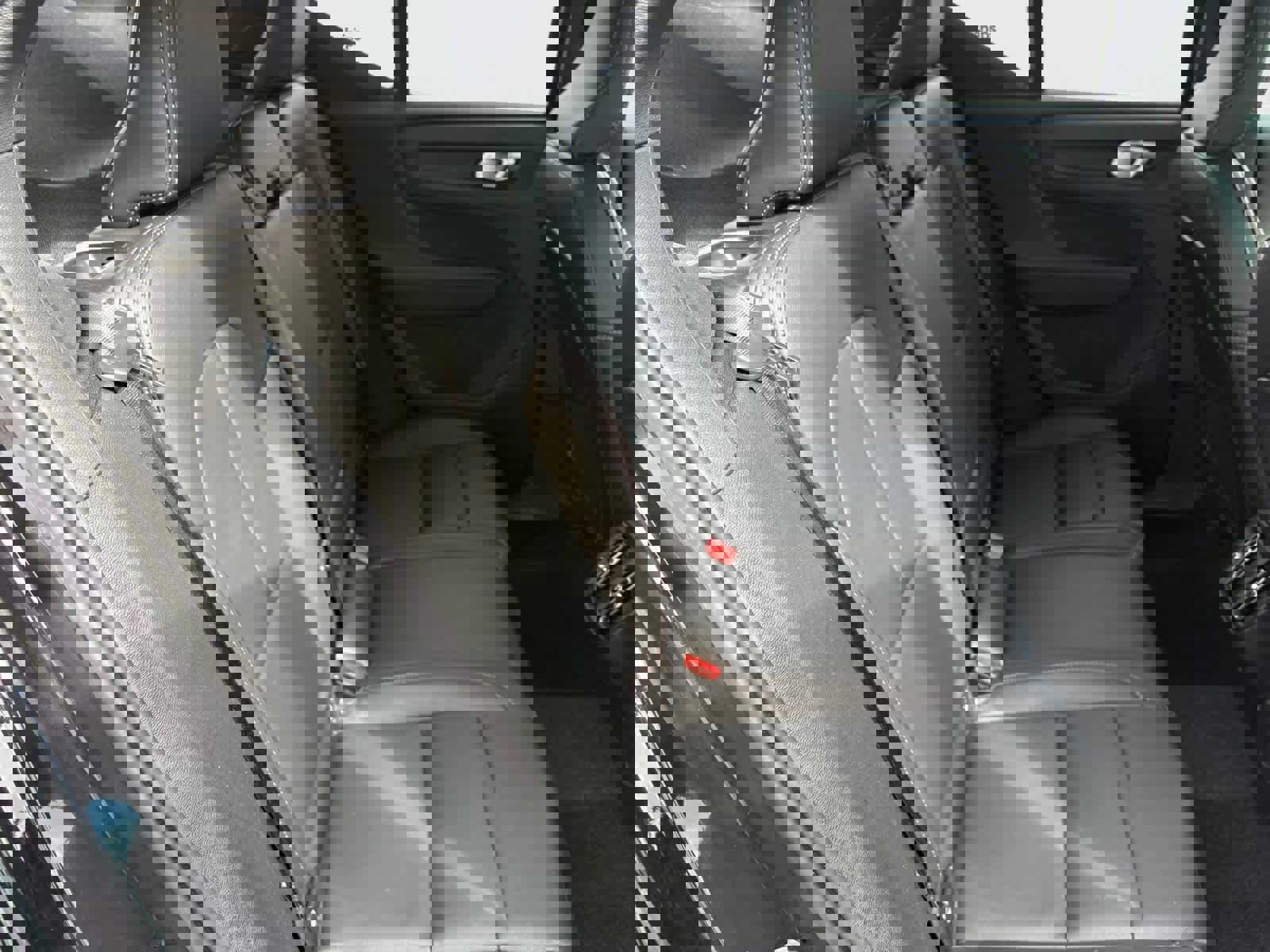 Used 2025 Volvo XC40 B5 Plus image 17