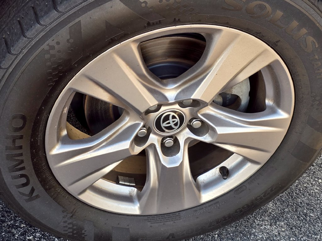 Used 2022 Toyota RAV4 XLE AWD/4WD image 18