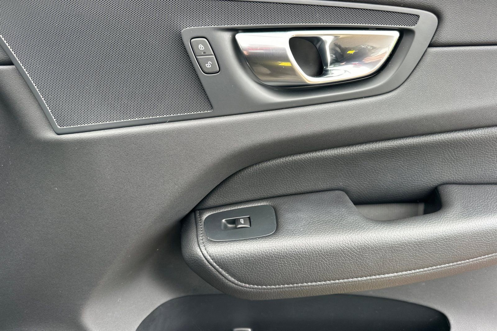 Used 2022 Volvo XC60 B5 Momentum w/ Advanced Package image 18