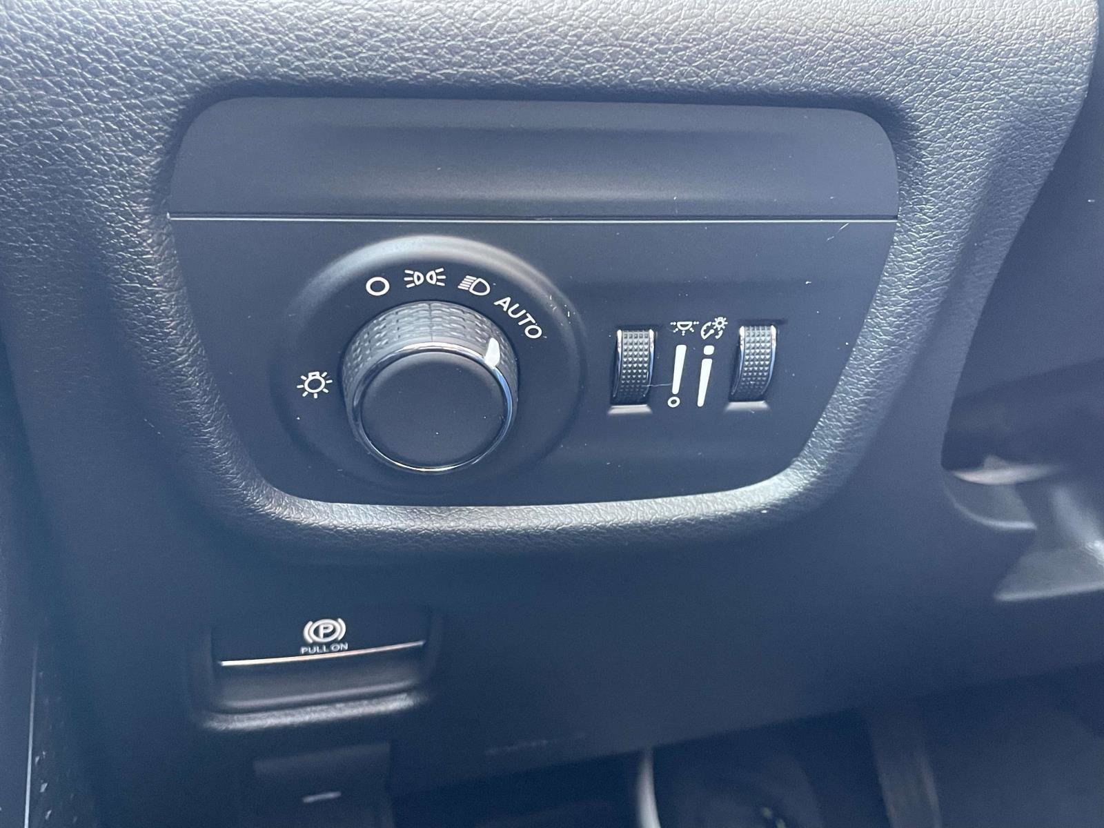 Used 2025 Jeep Grand Cherokee Altitude image 12