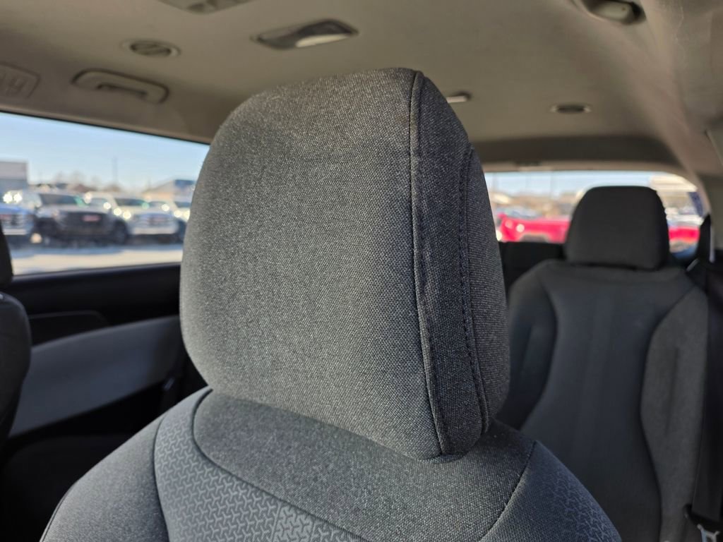 Used 2022 Kia Carnival LX image 22